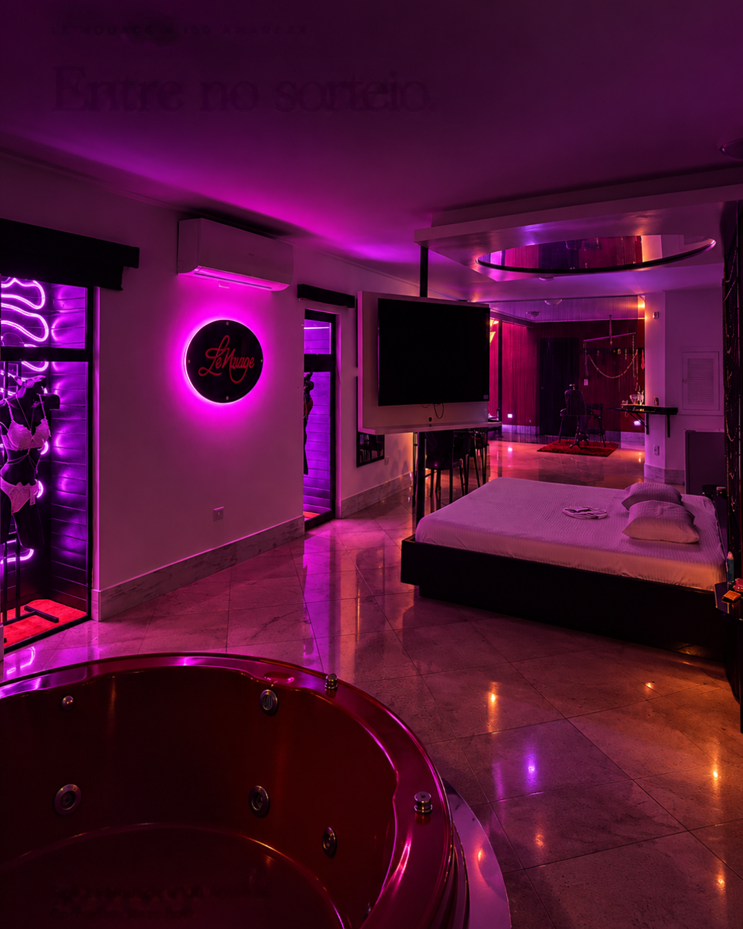 Suíte 35 RED do Le Nouage com iluminação magenta, cama e banheira